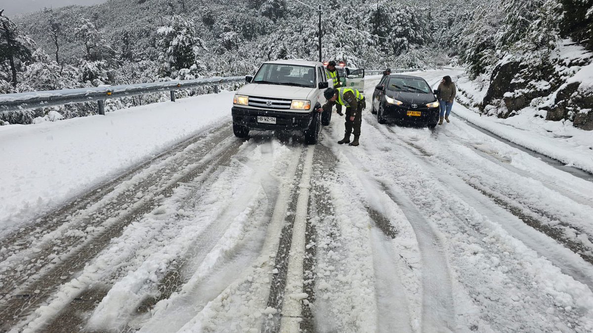 Carab_Aysen's tweet image. Tras el retorno de turistas en #FiestasPatrias y frente a las malas condiciones climáticas, Carabineros del Retén #VillaLaTapera (F) colabora a automovilistas atrapados en la nieve en #Ruta7 sector Cuesta Las Peras en #VillaAmengual
👉Usa neumáticos de invierno o con cadenas.
