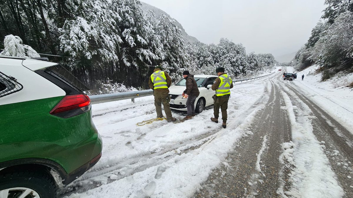 Carab_Aysen's tweet image. Tras el retorno de turistas en #FiestasPatrias y frente a las malas condiciones climáticas, Carabineros del Retén #VillaLaTapera (F) colabora a automovilistas atrapados en la nieve en #Ruta7 sector Cuesta Las Peras en #VillaAmengual
👉Usa neumáticos de invierno o con cadenas.
