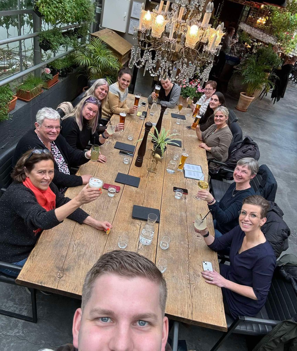 Skálað á #vínstofunni fyrir #utisonline🥂 #reykholtsskóli🥰