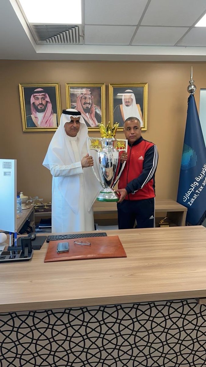 OmarAlhamdi12's tweet photo. اتقدم بخالص الشكر والتقدير لسعادة مدير عام منفذ مطار الملك عبدالعزيز الدولي الاستاذ مشعل الزبيدي على تكريمي انا وزملائي بمناسبه حصولنا علي كأس بطوله المنطقه الغربيه للجمارك وهذا ليس مستغرب من سعادته مبرووك ابوخالد وانتا تستاهل https://t.co/zTPZ1ssROJ
