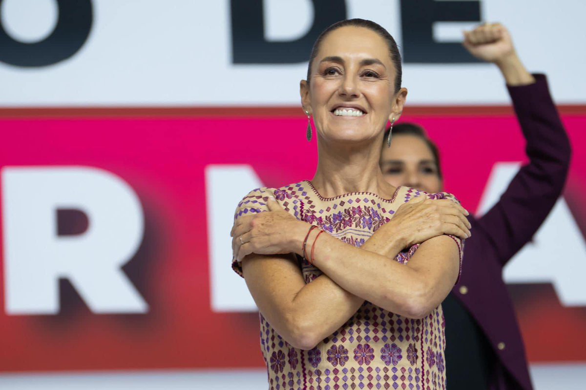 Marquez_Cecilia's tweet photo. Nuestra presidenta electa, Claudia Sheinbaum, nos deja claras directrices para Morena mientras asume el reto de liderar a México. ✨🇲🇽✨

Sus 10 peticiones:

1. Unidad en el partido.
2. Honestidad y sencillez.
3. Evitar el amiguismo, influyentismo, nepotismo y sectarismo.
4. No ser un partido de Estado.
5. Mantener fuerte y sólido el Instituto de Formación Política.
6. Seguir siendo partido y movimiento.
7. Elección de candidatos por medio de encuestas.
8. Que los gobiernos garanticen austeridad republicana.
9. Cero colusión con la delincuencia.
10. Luchar contra la discriminación, racismo, clasismo y machismo.

#4T #LaEsperanzaDeMéxico #Morena
#CompromisoConElPueblo #Jalisco4T #4T #jalisco #CeciMárquez #LaEsperanzaEnJalisco #LaJefa #Morena #Guadalajara #GDL #Estiempodemujeres
#CuartaTransformación #ClaudiaPresidenta