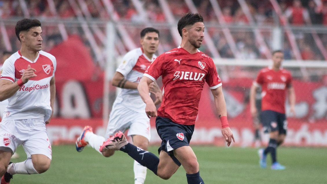 Felipe Loyola sobresalió en el opaco empate de Independiente ante Argentinos Juniors: El nacional disputó como volante el encuentro y fue el jugador con más recuperaciones de balón. dlvr.it/TDYVNd