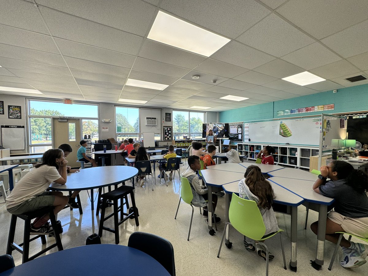 We ❤️ when Ms. McComb pops in for a visit! <a href="/counselormc_CBE/">CounselorMcComb</a> <a href="/ClaraBartonElem/">Clara Barton Elem</a>