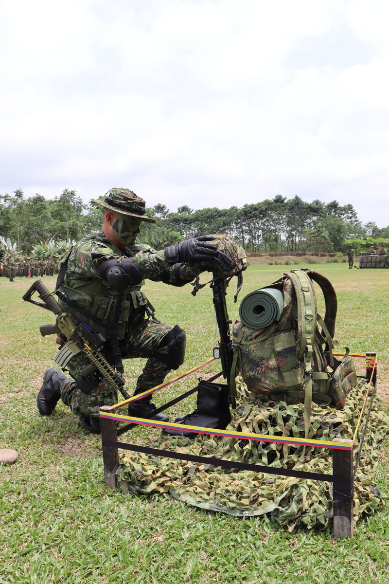 FuerzaFtc's tweet photo. El #BASGO53, mediante ceremonia militar, realizó el ascenso de un personal de Suboficiales al grado inmediatamente superior, reconociendo su trayectoria al servicio de los colombianos y la institución. #FUDRA2 https://t.co/weSUqjwtO8