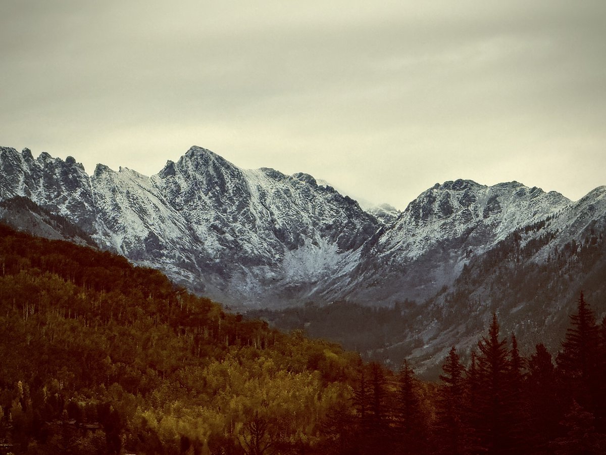 VailGov's tweet photo. First snow on the Gore Range came in right on schedule. #FallSolstice
📸 Lachlan Crawford, Vail Police https://t.co/bxhMJhk50h