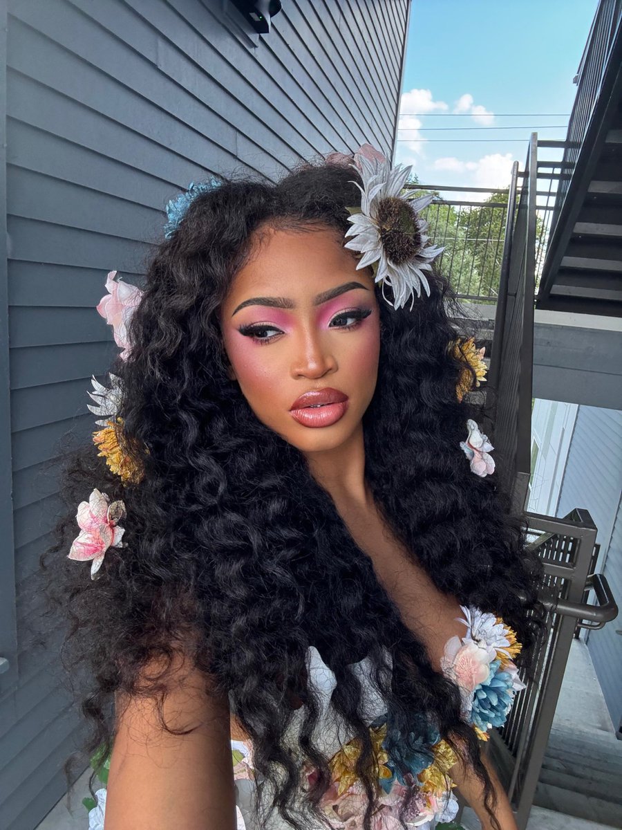 pradabae💋 tweet media