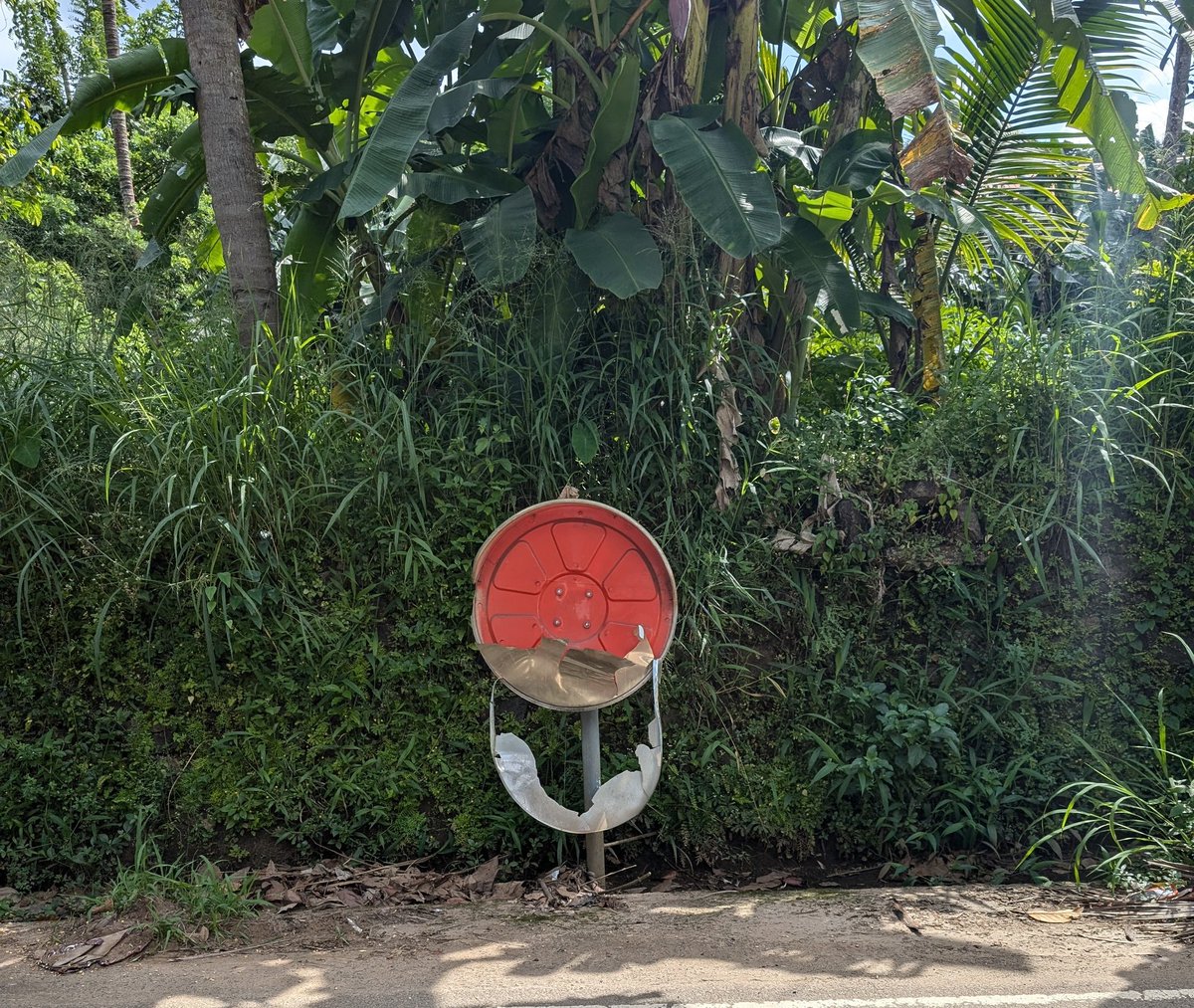 damn_barbarian's tweet photo. നിങ്ങളുടെ നാട്ടില് ഇത് പോലുള്ള കണ്ണാടികളുടെ അവസ്ഥ ശ്രദ്ധിച്ചിട്ടുണ്ടോ. പകുതിയിൽ കൂടുതൽ ഇത് പോലെ ആരെങ്കിലും ഒക്കെ കുത്തി പൊട്ടിച്ച് കാണും. സർക്കാരുകൾ നന്നായാൽ മാത്രം പോരാ, ആളുകളുടെ ഇങ്ങനത്തെ കുത്തികഴപ്പ് മാറുകയും ചെയ്യണം..

*മലയാളി പൊളിയല്ലേ?? https://t.co/uYznKGxrC4