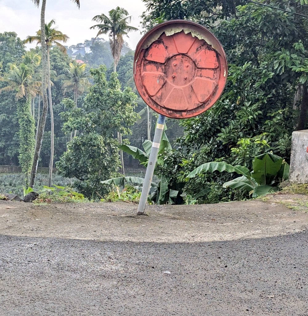 damn_barbarian's tweet photo. നിങ്ങളുടെ നാട്ടില് ഇത് പോലുള്ള കണ്ണാടികളുടെ അവസ്ഥ ശ്രദ്ധിച്ചിട്ടുണ്ടോ. പകുതിയിൽ കൂടുതൽ ഇത് പോലെ ആരെങ്കിലും ഒക്കെ കുത്തി പൊട്ടിച്ച് കാണും. സർക്കാരുകൾ നന്നായാൽ മാത്രം പോരാ, ആളുകളുടെ ഇങ്ങനത്തെ കുത്തികഴപ്പ് മാറുകയും ചെയ്യണം..

*മലയാളി പൊളിയല്ലേ?? https://t.co/uYznKGxrC4