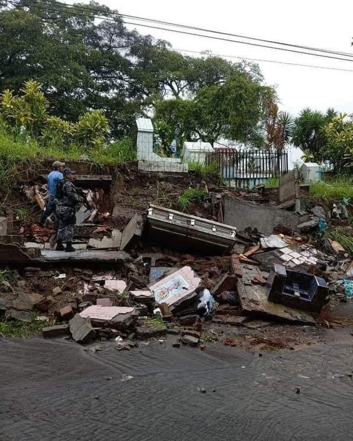 LaHuellaSV's tweet photo. 🚨 DERRUMBE A UN COSTADO DEL CEMENTERIO GENERAL EN CORINTO, MORAZÁN

Un derrumbe se registró, este domingo, a un costado del Cementerio General del Distrito de Corinto, en el municipio de Morazán Norte, departamento de Morazán, debido a las constantes lluvias y la alta humedad del suelo.

Las autoridades ya evalúan la situación para evitar más riesgos en la zona.
