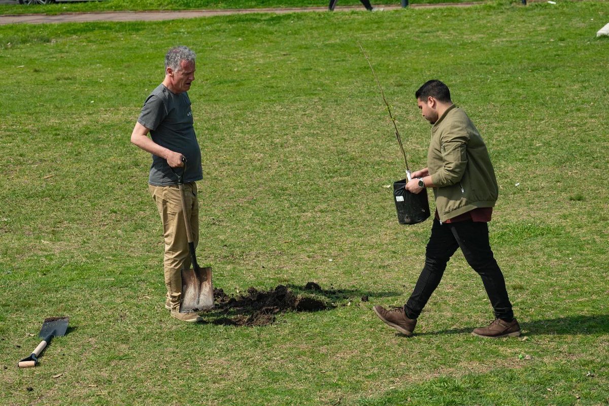 Celebramos un nuevo comienzo de la primavera con el candidato a presidente Andrés Ojeda. 

🌳 Plantamos dos árboles nativos, un Ceibo y un Ibirapitá, ideales para capturar carbono, nitrógeno y generar sombra los días de calor.

¡En octubre vamos a renovarlo todo! 💚🚩

#Lista15