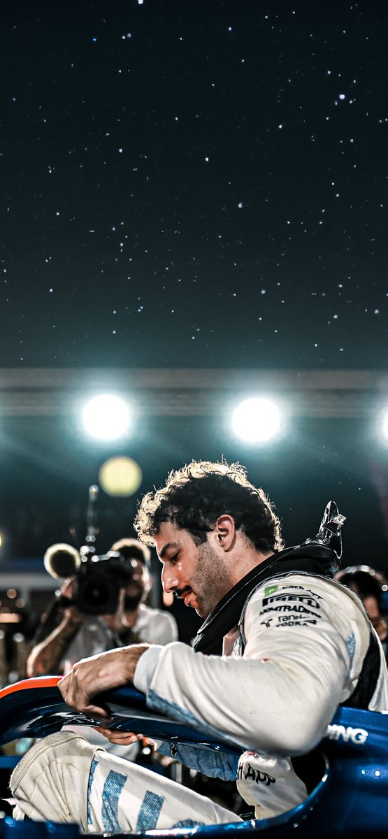 BW_Wallies's tweet photo. "Enjoy the butterflies" 🦋
Dont cry because its over, smile  because it happened ❤️

Daniel Ricciardo | #SingaporeGP 🇸🇬🇦🇺 https://t.co/f46E7868JF