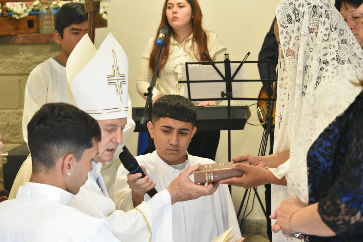 EclesiaInfo's tweet photo. El obispo de la @DiocesisLomas
 consagró hoy en el Orden de las Vírgenes a Antonia Bogado: https://t.co/61Z2H2Qotd

#OrdenDeLasVirgenes #OrdoVirginum #VirgenesConsagradas #Banfield #IglesiaCatolica #Evangelio #SanVicente #PresidentePeron #AlmiranteBrown #LomasDeZamora #Eclesia https://t.co/MIXMy7lQTy