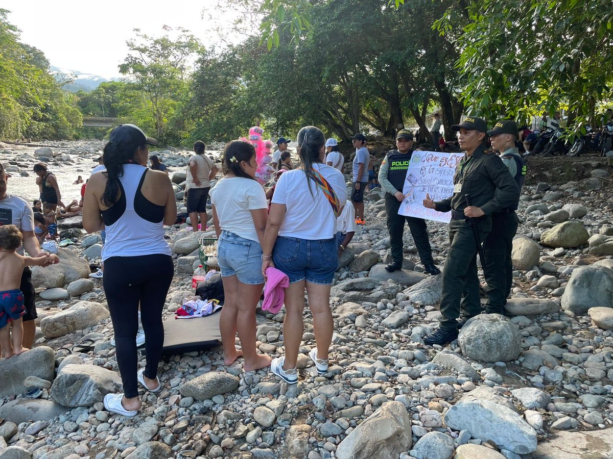 PoliciaDepuy's tweet photo. En #Mocoa nuestras unidades de ⁦@ProteccionPonal⁩ continúan liderando las campañas para prevenir la explotación sexual y comercial de nuestros niños, niñas y adolescentes
#YoProtejoLaNiñez https://t.co/dhevDIvsIy
