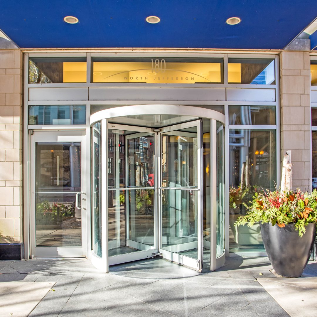 180NJefferson's tweet photo. Step into your new home at 180 North Jefferson this fall. 🍂

#180northjefferson #live180 #chicago #westloopliving #westloopchicago #chicagoapartments #westloop #downtownchicago #fultonmarket #willowbridgepc #wearewillowbridge https://t.co/rxOii6foQl
