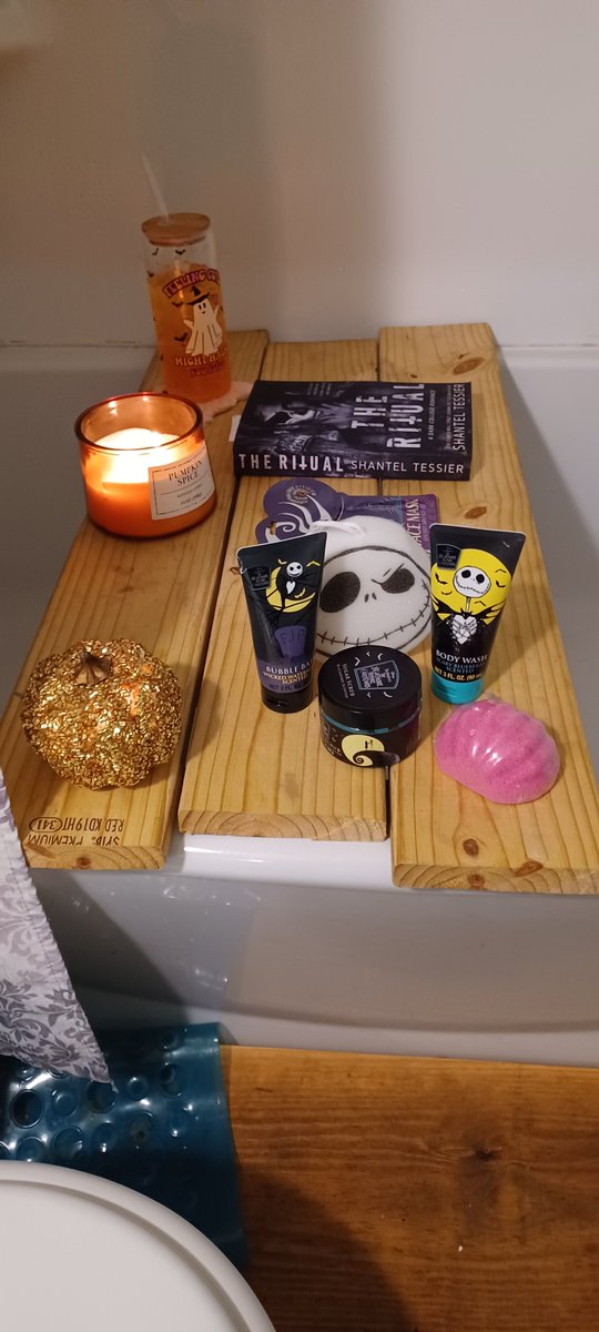 allykitty24's tweet photo. Happy first day of fall! I started my day off with activity #7 fall themed bubble bath bomb bath. https://t.co/Rhdom5poyh