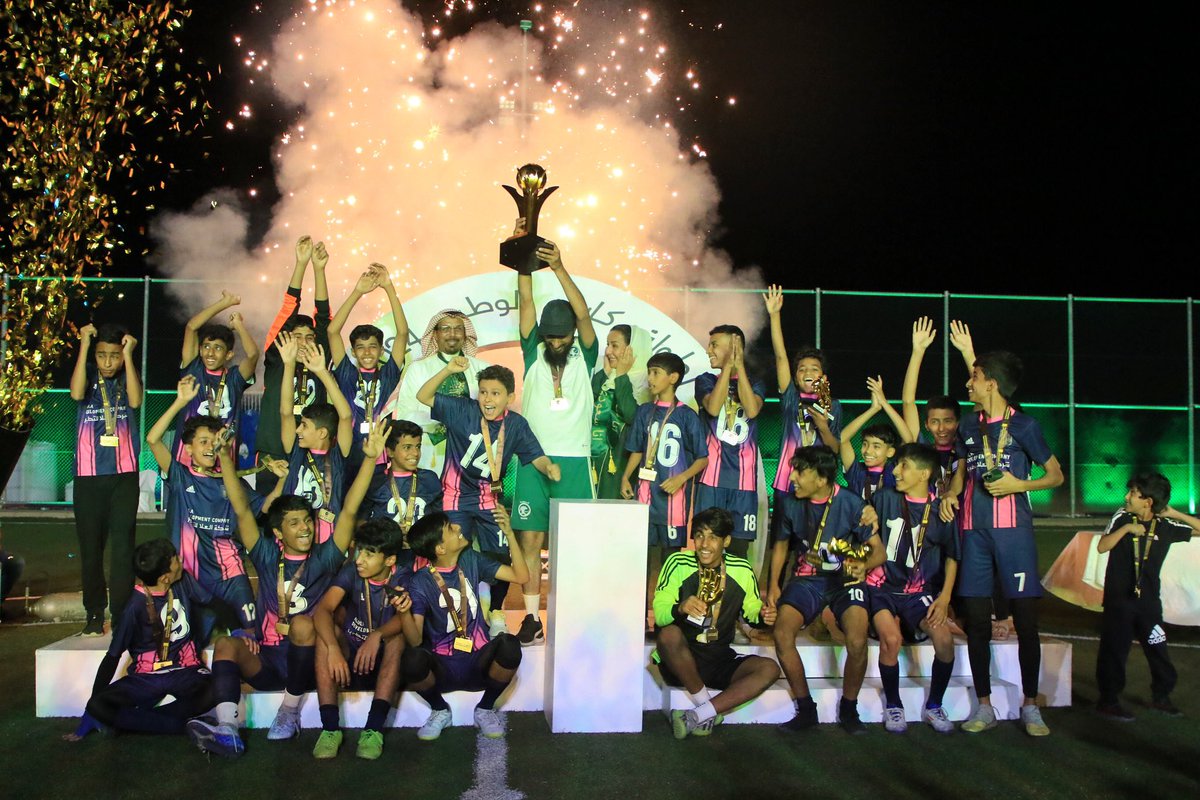 SportAlUla's tweet photo. مدرسة “ معاذ بن جبل “ 
بطل 🤩
لبطولة كأس الوطن 💚🏆
#اليوم_الوطني_السعودي_94 
#العلا https://t.co/7SoaFuKzHp