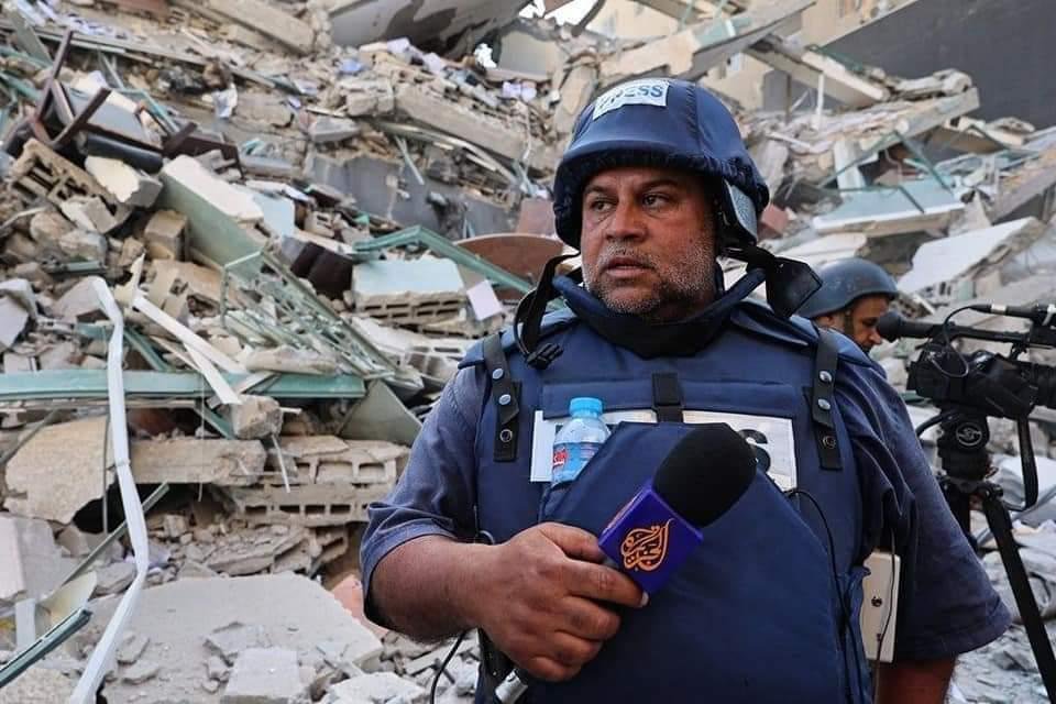 James Li (@5149jamesli) on Twitter photo Israel wanted to punish <a href="/AlJazeera/">Al Jazeera PR</a> journalist Wael Al-Dahdouh for reporting the truth about Gaza.
So they killed his entire family:
- wife
- 7-year-old daughter
- 15-year-old son
- 27-year-old son (also a journalist)
I can't think of a country more heinous. Israel wanted to punish <a href="/AlJazeera/">Al Jazeera PR</a> journalist Wael Al-Dahdouh for reporting the truth about Gaza.
So they killed his entire family:
- wife
- 7-year-old daughter
- 15-year-old son
- 27-year-old son (also a journalist)
I can't think of a country more heinous.