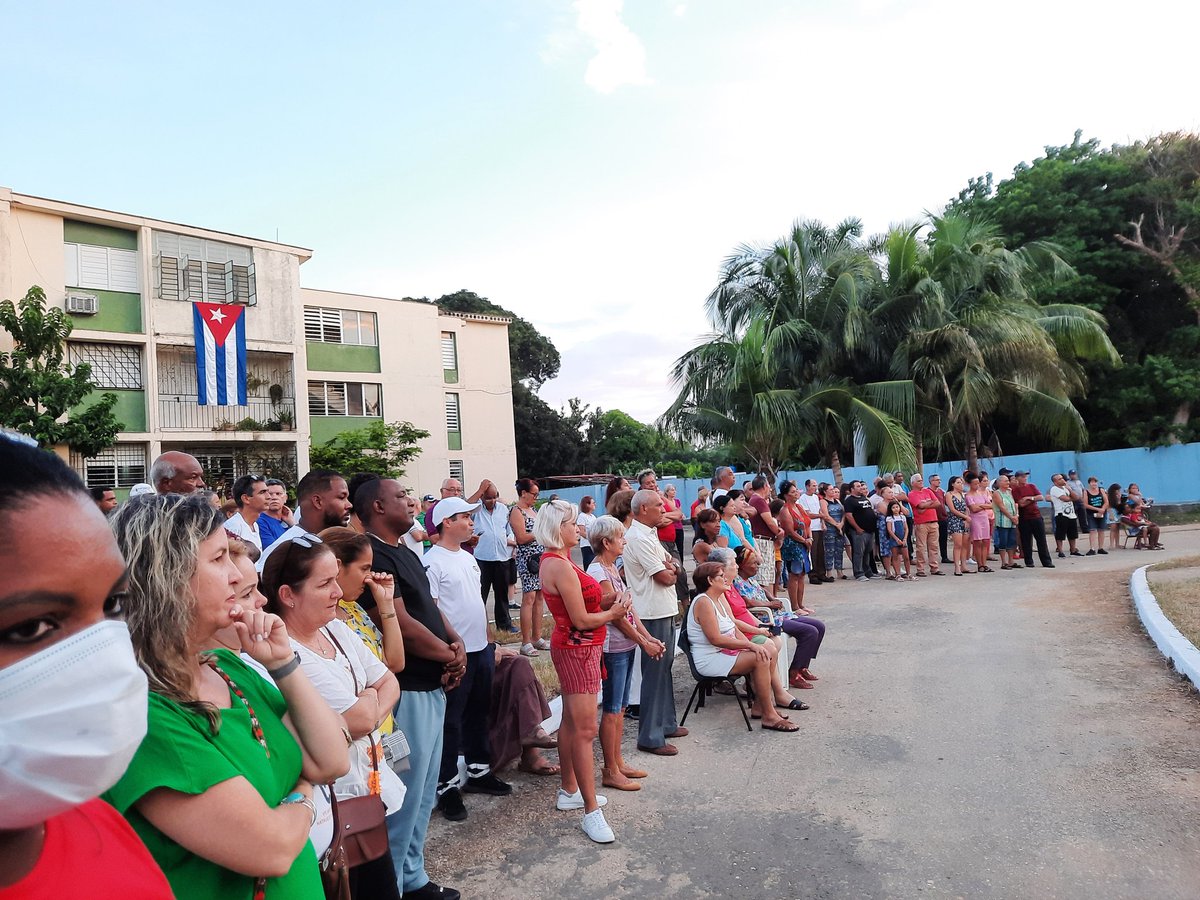 InesMChapman's tweet photo. Desde el día 20/9 comenzó el proceso de rendición de cuenta de los delegados y delegadas a sus electores. El delegado de la circunscripción 71 del municipio La Lisa, La Habana; realiza ahora una presentación innovadora ante los vecinos. Los planteamientos son escuchados #CubaVive https://t.co/lMRQDRxY9T