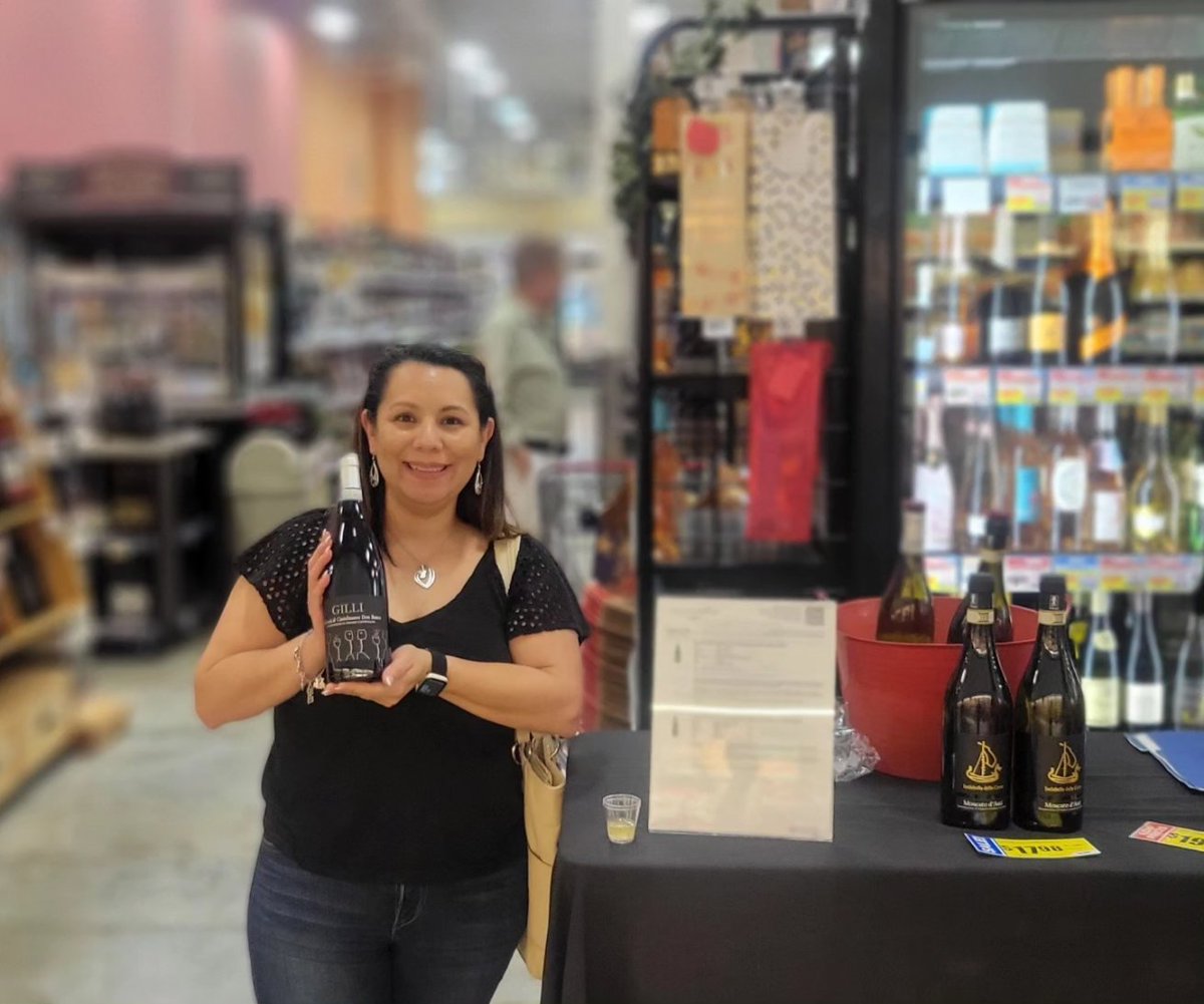 branwarwines's tweet photo. 🍷 Fantastic wine tasting today at HEB featuring sweet delights: Cascina Gilli Malvasia &amp; Isolabella Della Croce Moscato d'Asti. Next up: 09/29 at HEB Sienna with South African wines! Stay tuned for more. #WineTasting #SouthAfricanWines #HEBSienna #WineLovers https://t.co/EhBNFWxbyV
