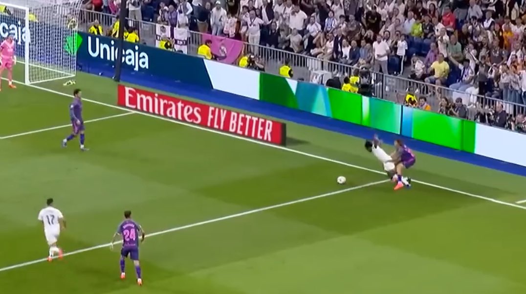Manueljpaderne's tweet photo. @CarlosParres @elchiringuitotv Pero ese no es el frame de cuando le suelta, eso es antes. Fíjate en las imágenes de DAZN. Cuánto menos dudoso que no le sigue agarrando en el área, ya que la línea es dentro. https://t.co/5IXbP0h34E