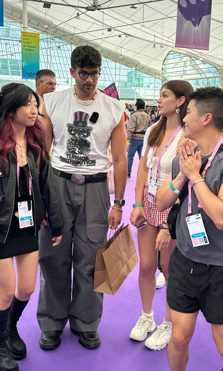 wtfgayIittlecat's tweet image. my bisexual brother met hasan piker