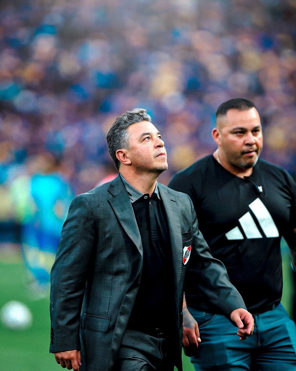 𝐑𝐢𝐯𝐞𝐫 𝟏 - 𝟎 𝐁𝐨𝐜𝐚

¿A qué se debió la superioridad de River sobre Boca en el planteo inicial? ¿Paliza táctica de Gallardo?

River se plantó con un equipo suplente en La Bombonera, fue mejor que su rival y se llevó el triunfo.

𝑨𝒃𝒓𝒐 𝒉𝒊𝒍𝒐 🪡⚽