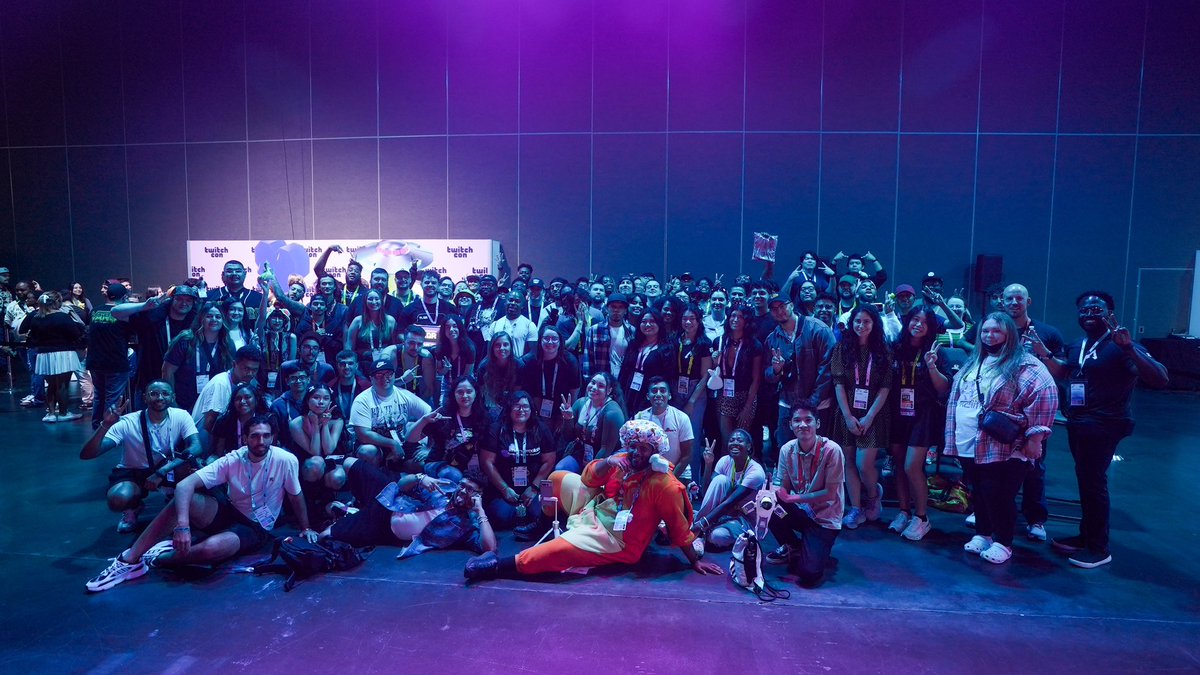 PlayApex's tweet photo. What an amazing time 💜

Thank you to all the legends who attended our #TwitchCon Official MeetUp! https://t.co/pyznP6X8i8