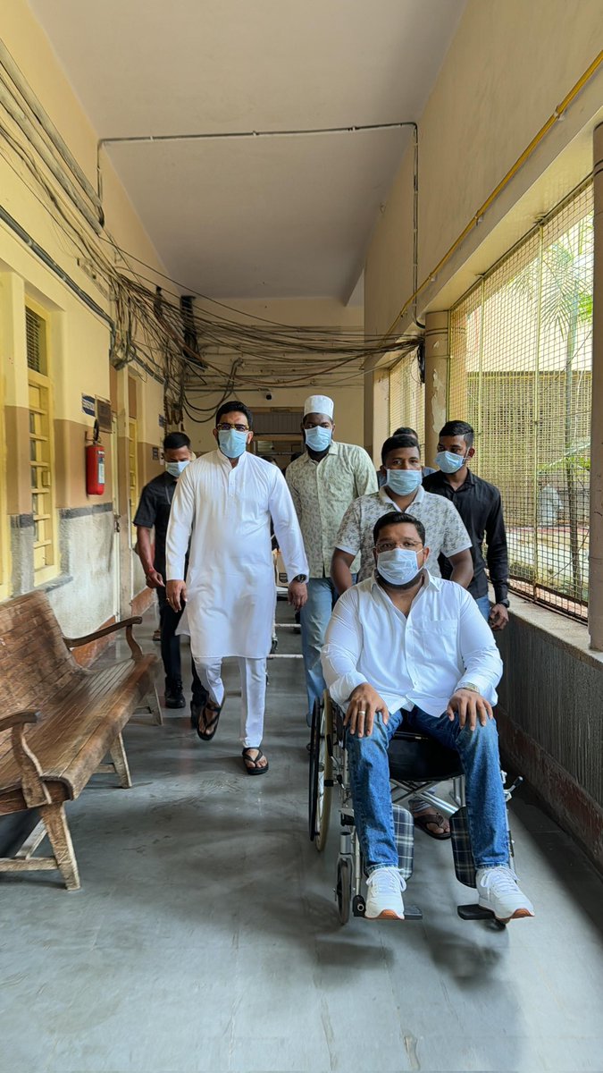 Mukarram_TheOne's tweet photo. For rest of the world Sunday is a holiday but for #AIMIM Party and it's Leaders it's the other way around. 
#AIMIM Nampally MLA @Md_MajidHussain visits Govt.Hospitals on every Sunday without fail, meets each and every patient by going bed to bed enquiring about their health, https://t.co/eCfrdRZbaH