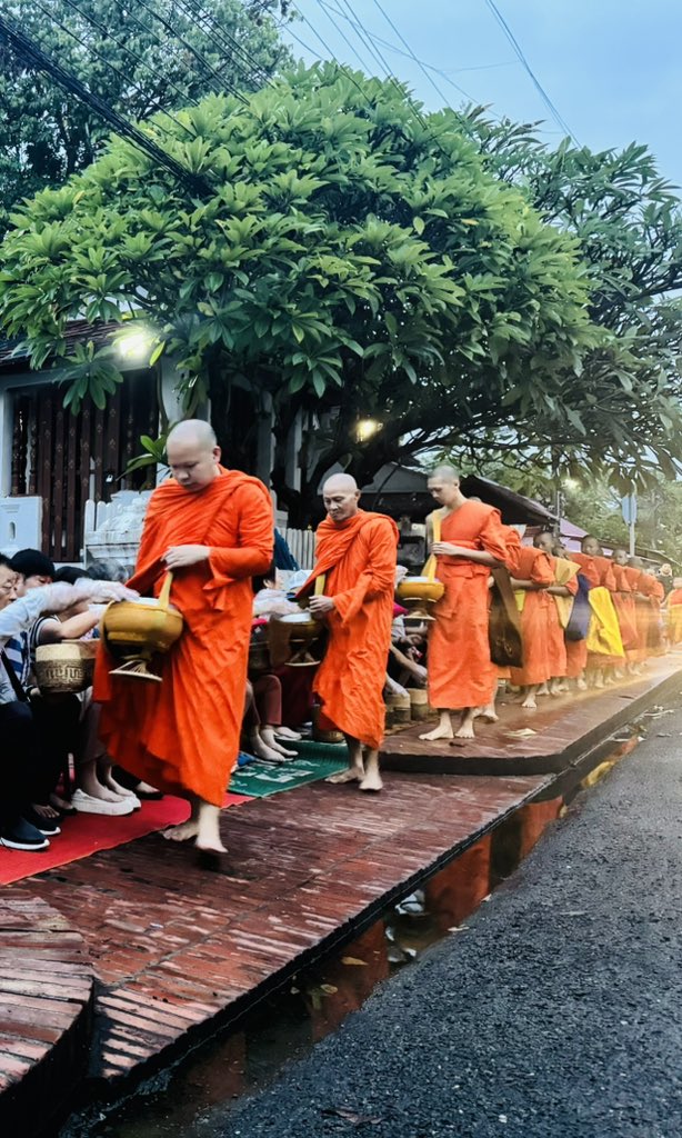 Soul9031's tweet photo. 🇱🇦琅勃拉邦| 在清晨布施中感受信仰的力量

「爱出者爱返  福往者福来」 https://t.co/QZo19lvAPd