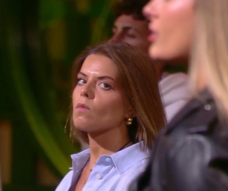 C0C0menta's tweet photo. Elsa sentada al lado de Laura y agarrándola en modo de consuelo luego de estar toda la noche mirándola así, chillooo :__ #GHDBT3 #GH22S #GH23S https://t.co/lQTbolChQV