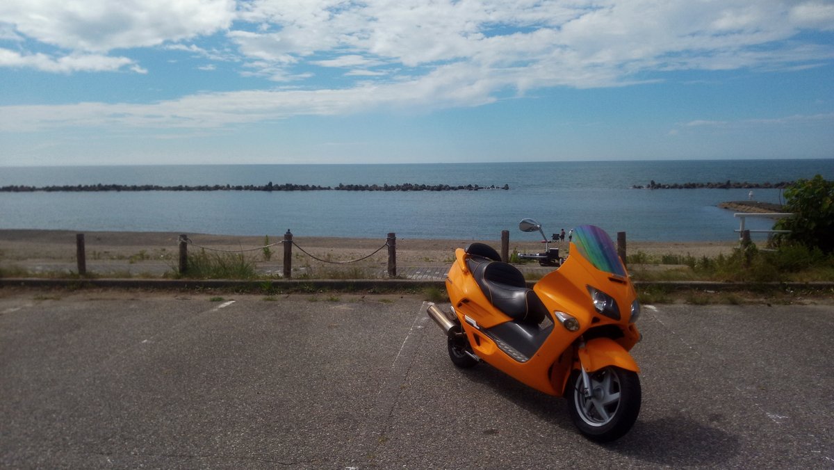kyokonodan2525's tweet photo. 連休中天気が悪くバイクに全然乗れなかったが、青い空と海とフォルツァ MF06。
僕は黄色いバイクが大好きだ‼️
いつも沢山のイイねなどを頂き有難うございます🙏
正直なところ最近のインプレッション数が身の丈に合ってない気がして驚きを隠せませんが、感謝です👍
#フォルツァ #MF06 https://t.co/4WpnQaNfzc