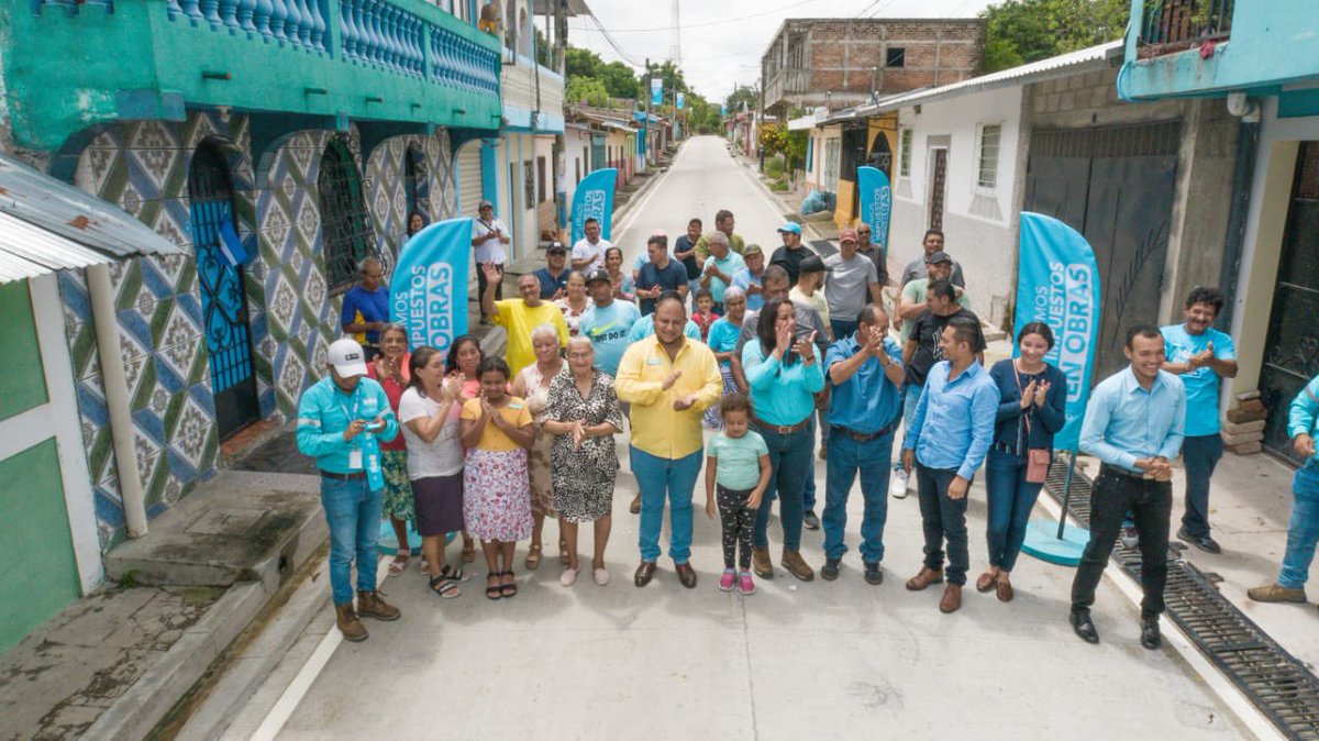 ObraMunicipal's tweet photo. En San Lorenzo hoy entregamos estas hermosas y duraderas calles de concreto.👌

Pero seguiremos renovando más calles como la que intervenimos en caserío Los Baires y Los Hernández.🙌 https://t.co/LmEvBXRXIS