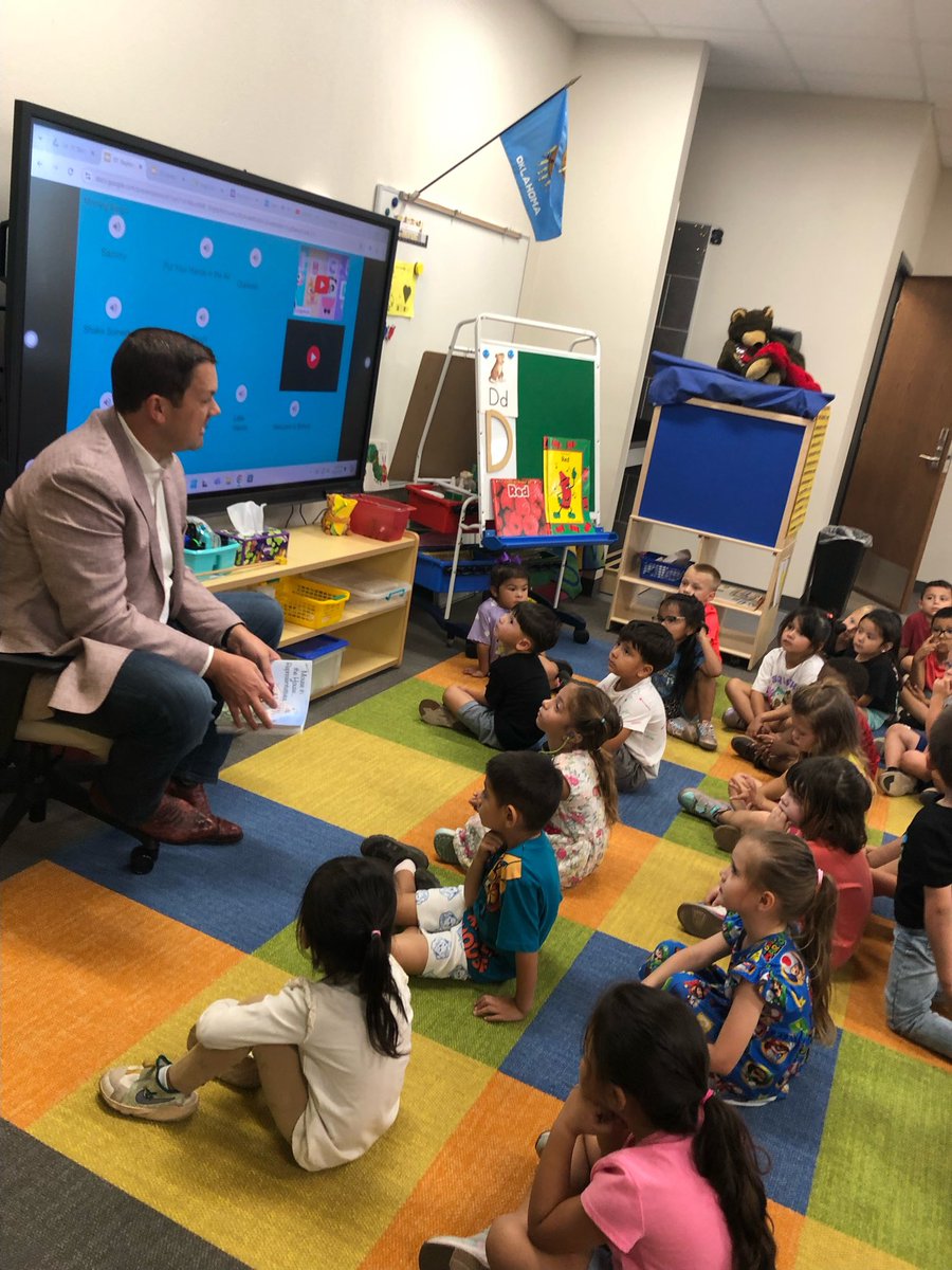 RepMoore57's tweet photo. This past week I had the chance to do one of my favorite things… spend the morning reading to the pre-K students at @CPSRedTornadoes! There were so many questions and so much joy, but by far the best part was the huge group hug I got at the end! #oklaleg #oklaed #cpsreds https://t.co/m3xtVOEEaf