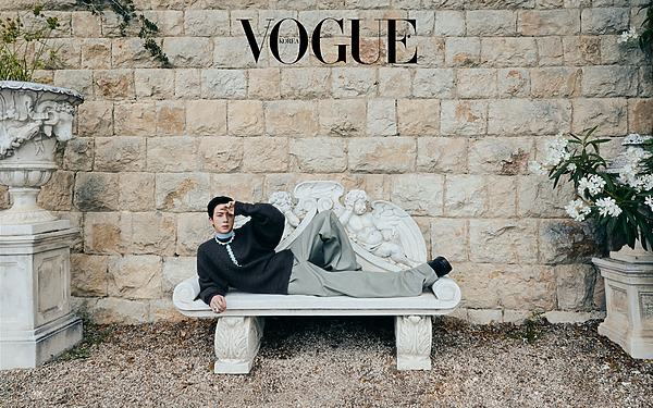 VogueKorea's tweet photo. 우리가 진을 바라볼 때, 그 순간의 빛

리비에라 바다가 내려다보이는 고성. 그곳을 거니는 ‘진’이 선사하는 반짝이는 순간.

🔗https://t.co/GsAkM0QZUR https://t.co/Wj3QkvNa84