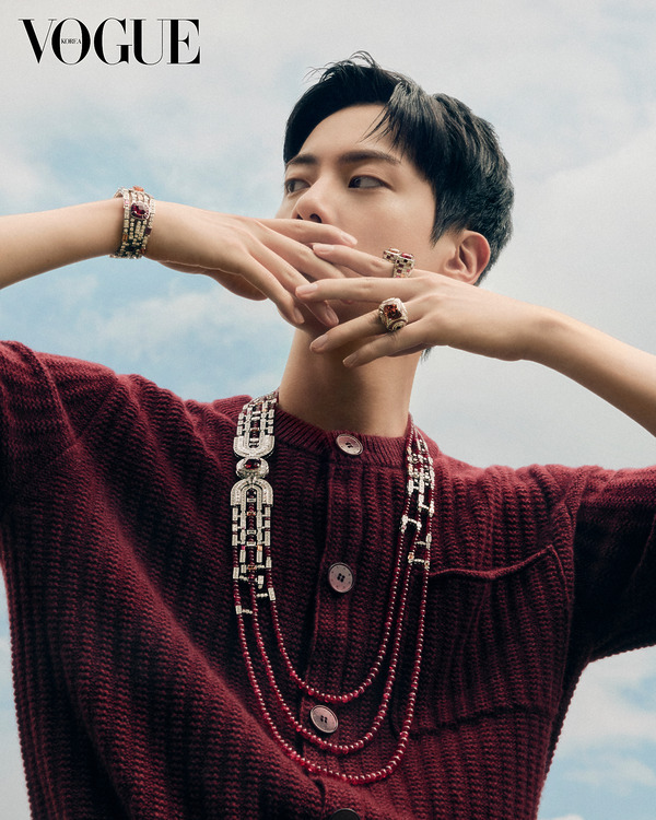 우리가 진을 바라볼 때, 그 순간의 빛

리비에라 바다가 내려다보이는 고성. 그곳을 거니는 ‘진’이 선사하는 반짝이는 순간.

🔗vogue.co.kr/?ddw=155014