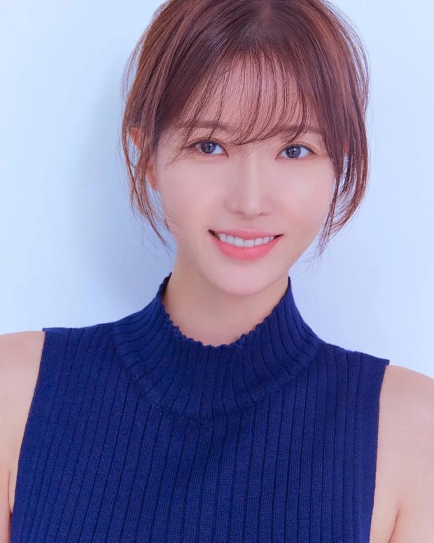 BluKimchiKdrama's tweet photo. I didn't know #GoYoon and #ImSooHyang worked together before. 

"In my debut drama (Iris 2), I appeared as Im Soo-hyang's subordinate. At the time, I had an action scene with her, but unlike now, it was almost like a live show, so I filmed it in the early morning. There was a move that was promised but the two of us were sleepy and tired so the timing was off and Im Soo-hyang was bruised on one side of her cheek. We have the same acting coach and go to the same gym, so I apologized every time we met. Later on it got to the point that she told me to stop (apologizing). I met her again 5 years later in Criminal Minds, and 5 years after that, we ended up meeting in #BeautyAndMrRomantic." 

#고윤 #임수향 #미녀와순정남 
https://t.co/ISJQJHEMMa