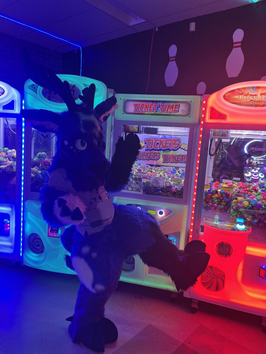 agent_cursed's tweet photo. I went to the arcade and parked today and yesterday and had an amazing time with friends.
Fur suiting with others is so fun. https://t.co/f0GuvZf9D8