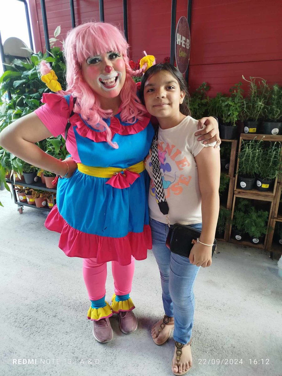 Holandapetit's tweet photo. Foto que viene y foto que va con Aitana, qué bonito encontrarnos 6 años después  de conocerla en la Feria del Libro allá en el 2018. 💖🙌🏻🥳 #petitfans #ElShowDeHolandaPetit #LaPayasitaDeTiktok https://t.co/0sNUEUGnto