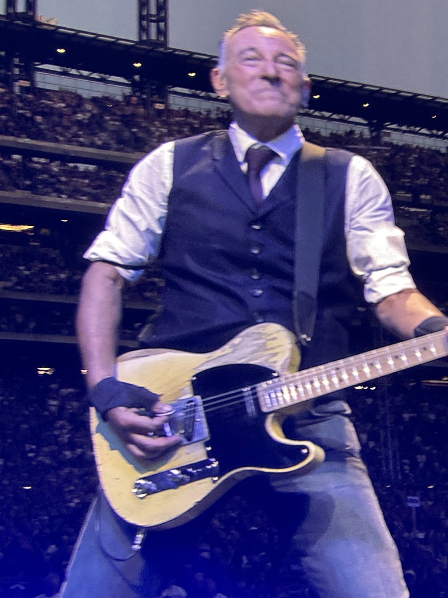 PaulApp0505's tweet photo. Happy 75th Birthday Bruce ⁦@springsteen⁩. Thank you for the music and more. You make the world a better place. Have a wonderful day &amp; great year ahead. Here’s hoping for at least another 25 birthdays and to keep playing for at least another 10 years 💯🎊🎁🎂🎈🎉🎉❤️❤️❤️ https://t.co/izbSaGHmXg