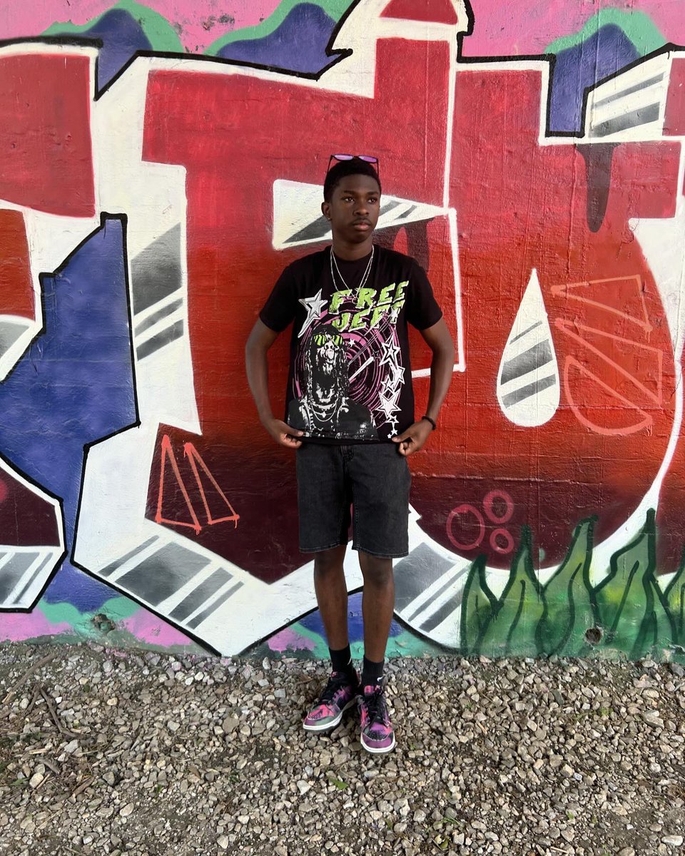 _luhtee1's tweet photo. Can yall rate my shirt 1-10? https://t.co/0vvrDFZv1s