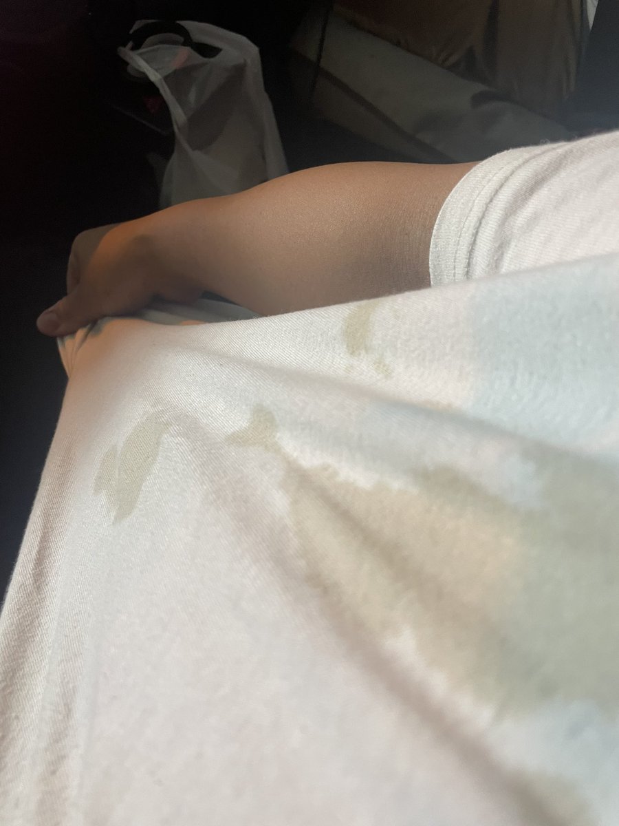 朝から車で白Tにコーヒーこぼした😭