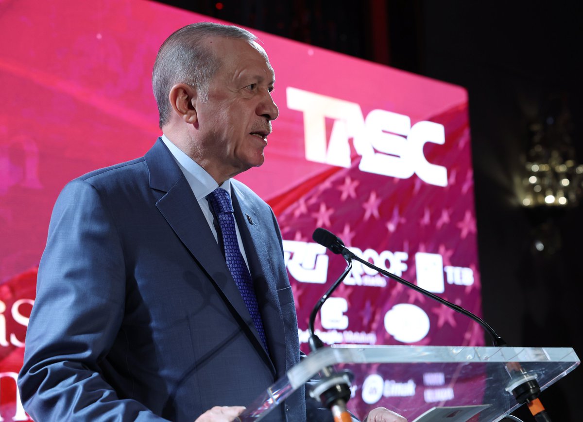 Akparti's tweet photo. Cumhurbaşkanımız Recep Tayyip Erdoğan, New York'ta Türk-Amerikan Ulusal Yönlendirme Komitesince (TASC) düzenlenen akşam yemeğine katıldı. https://t.co/h4v6tcZpmR