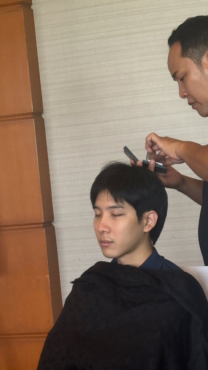 Firstkpp's tweet photo. นั่งสมาธิยามเช้า จิตแจ่มใสนะงับแง้นน #TheHeartKillers https://t.co/zpfYbkZA5X