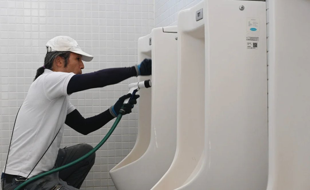 kin_me's tweet image. #清掃の日

清掃といえばトイレ清掃人を主人公とした「PERFECT DAYS」(2023)。写真は、役所広司が役作りのうえでトイレ清掃の仕事を見習った実際の清掃人・江田雄司さん。彼の生き方・仕事ぶりは映画りの主人公・平山そのもの。トイレの神様は本当にいたのだ。