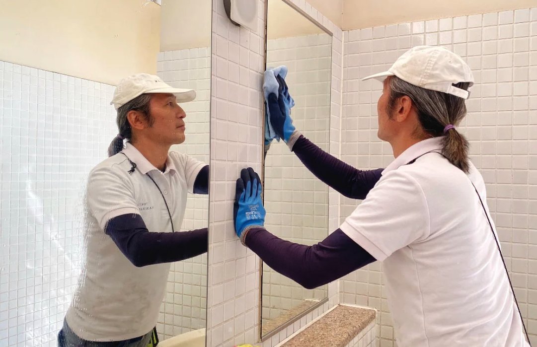 kin_me's tweet image. #清掃の日

清掃といえばトイレ清掃人を主人公とした「PERFECT DAYS」(2023)。写真は、役所広司が役作りのうえでトイレ清掃の仕事を見習った実際の清掃人・江田雄司さん。彼の生き方・仕事ぶりは映画りの主人公・平山そのもの。トイレの神様は本当にいたのだ。