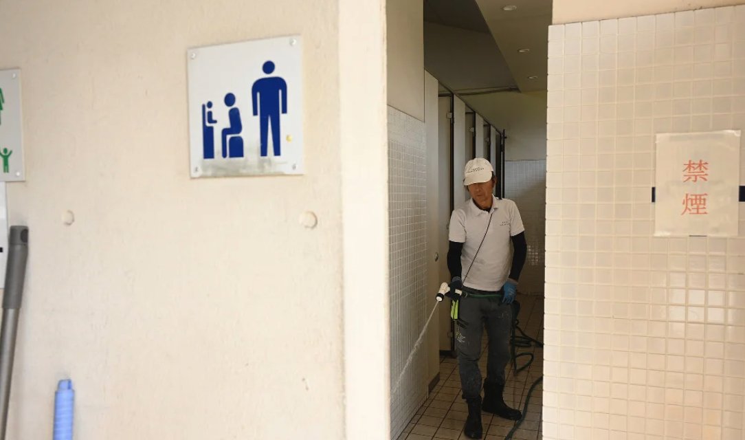 kin_me's tweet image. #清掃の日

清掃といえばトイレ清掃人を主人公とした「PERFECT DAYS」(2023)。写真は、役所広司が役作りのうえでトイレ清掃の仕事を見習った実際の清掃人・江田雄司さん。彼の生き方・仕事ぶりは映画りの主人公・平山そのもの。トイレの神様は本当にいたのだ。