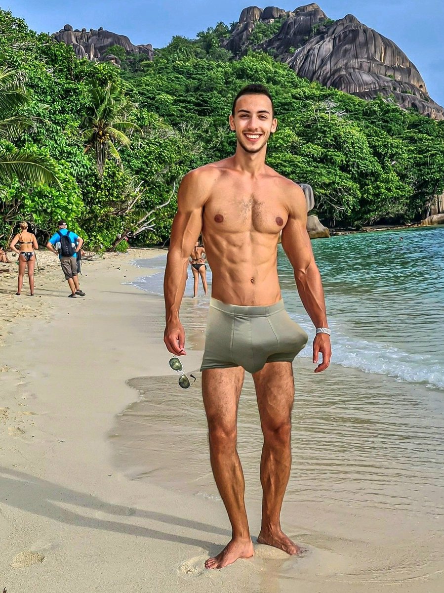 danmuscles1's tweet photo. Everybody saw my HUGE 🍆 https://t.co/2czXWlkBUQ