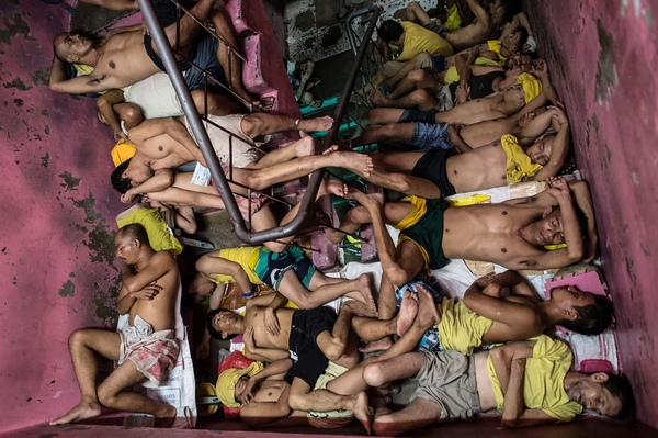 CarwynCandila_'s tweet photo. These are inmates in a Quezon City jail. Their situation is so dire and unsanitary that many of their illnesses often go unreported.

If this unspecified "lung infection" will be used as a reason to give exceptions to Guo, then it's simply special treatment. It's abhorrent. https://t.co/L4HOASKbHk
