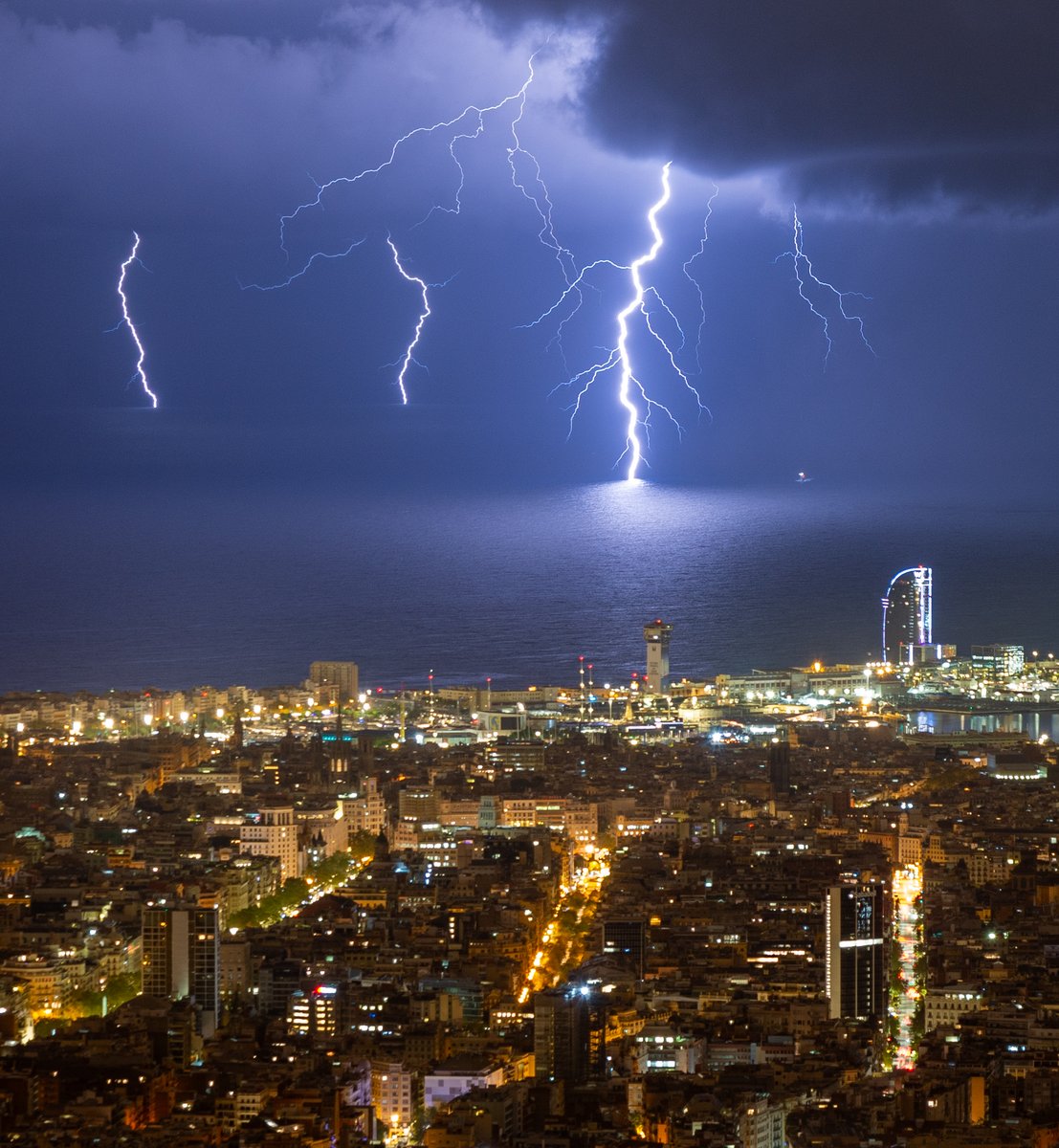 Tormenta matinal hoy lunes 23/09 descargando sobre el mar frente a la ciudad de #Barcelona desde #obsFabra #RACAB <a href="/AEMET_Cat/">AEMET_Cataluña</a> <a href="/meteocat/">Meteocat</a> <a href="/btveltemps/">btv el temps</a> <a href="/eltempsTV3/">El temps</a> <a href="/ARAmeteo/">ARA Méteo</a> <a href="/tempsdemeteo/">Temps de Méteo</a> <a href="/P4Estacions/">Projecte 4 Estacions</a> <a href="/ame_asociacion/">AME Asociación</a> @wmo <a href="/StormHour/">#StormHour</a>
