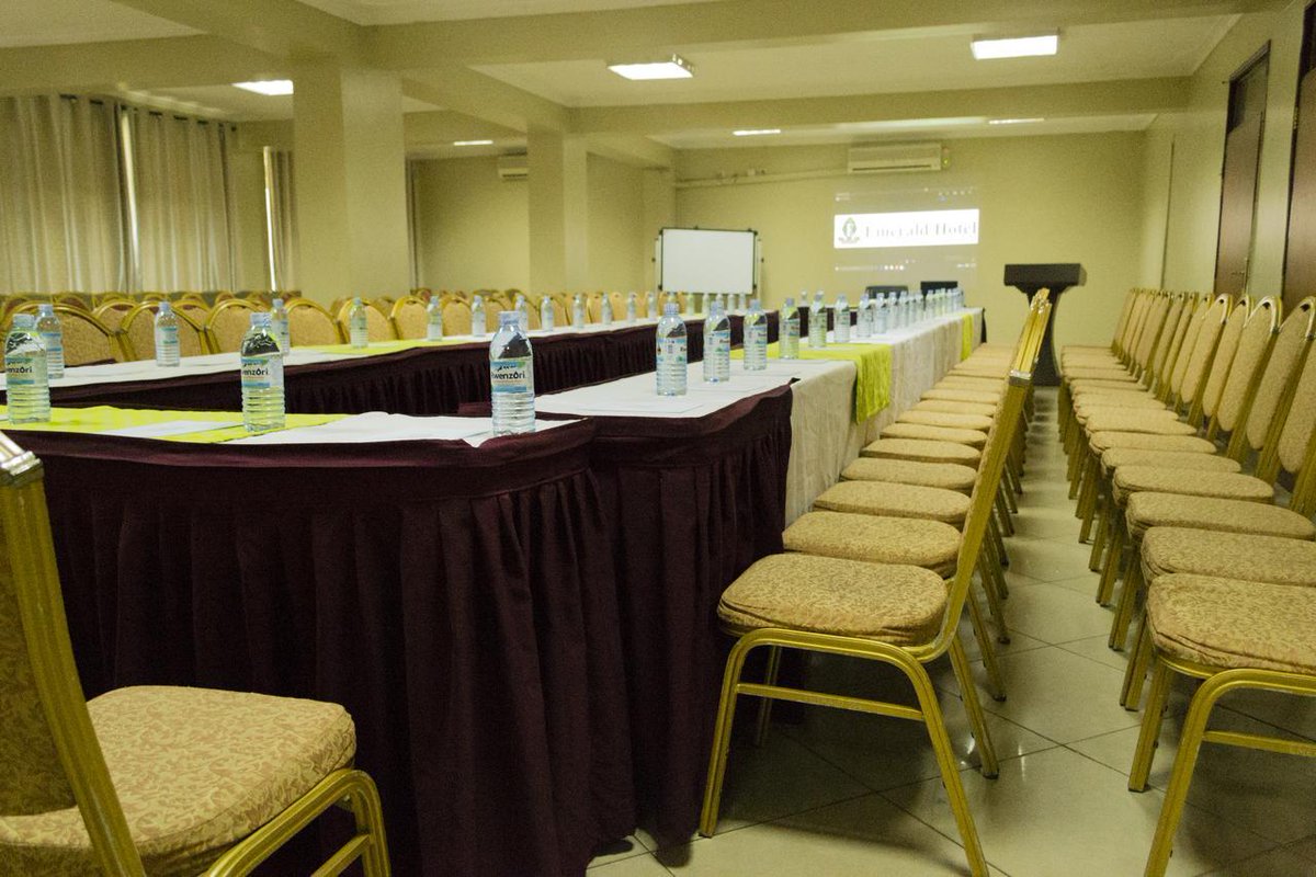 EmeraldHotelkla's tweet image. Mondays are made for productivity! Start your week strong by hosting your meetings in our top-class conference rooms. Book now for a professional setting and seamless service.

Call: 0752747529 | 0773561524
Visit: emeraldhotelkampala.com

#MondayMeetings #ConferenceRoom #Kampala